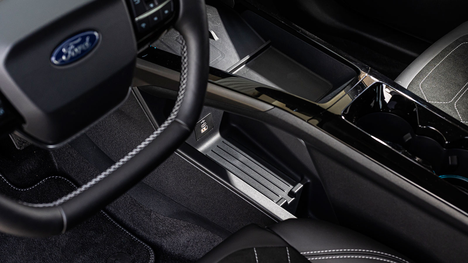 Με την μεταφορά του επιλογέα ταχυτήτων πίσω από το τιμόνι, ελευθερώνεται χρήσιμος χώρος στην κεντρική κονσόλα.